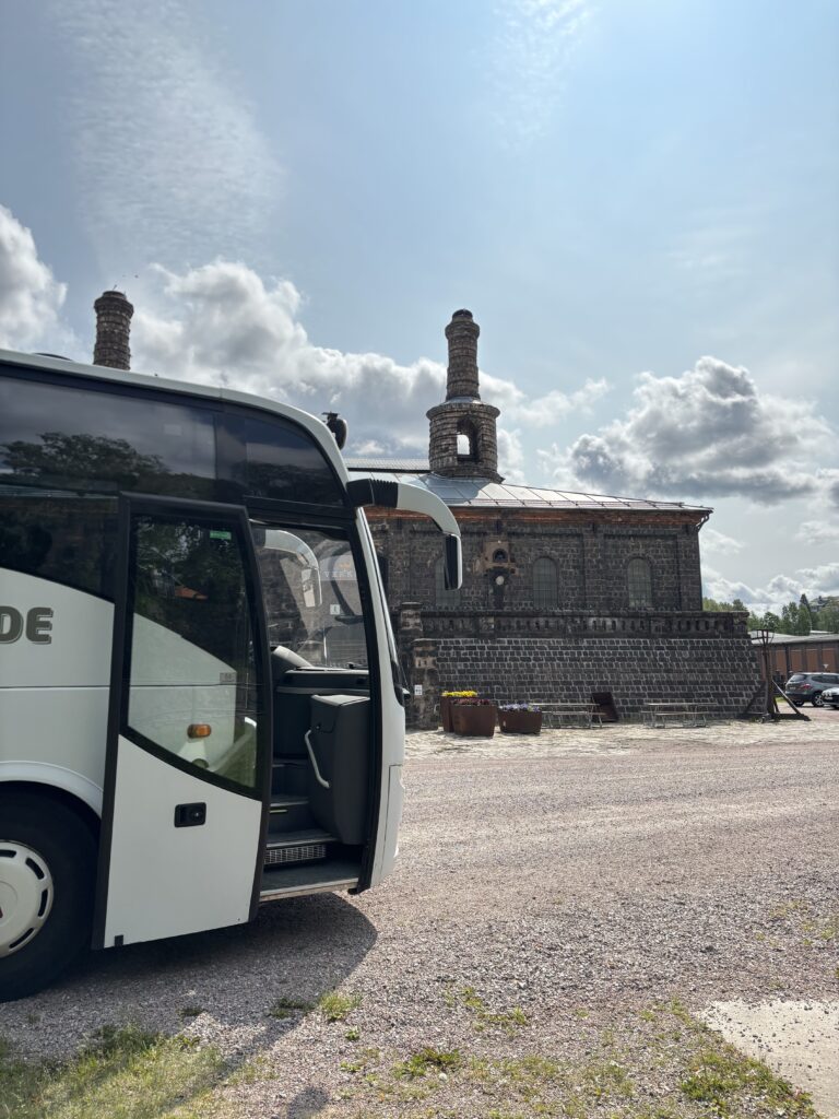 Bussfoto framför Verket